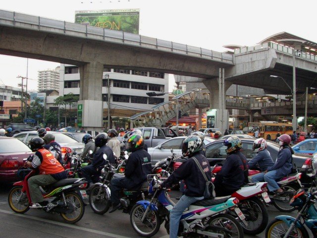 歩道爆走、国道逆走、4人乗りは当たり前！タイのバイク事情！！！